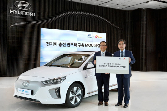 현대자동차와 SK네트웍스는 '전기차 충전 인프라 구축 위한 양해각서(MOU)'를 체결했다고 28일 밝혔다. MOU 체결식에서 최태웅 SK네트웍스 에너지마케팅 사업부문장(왼쪽)과 장재훈 현대차 고객가치담당 전무가 기념 촬영하고 있다. <현대자동차 제공>